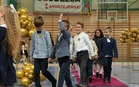 Pasowanie pierwszoklasist&oacute;w w Szkole Podstawowej w Pniewach (19)