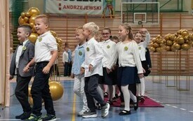 Pasowanie pierwszoklasist&oacute;w w Szkole Podstawowej w Pniewach (11)