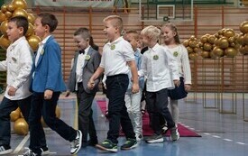 Pasowanie pierwszoklasist&oacute;w w Szkole Podstawowej w Pniewach (10)
