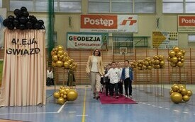 Pasowanie pierwszoklasist&oacute;w w Szkole Podstawowej w Pniewach (9)