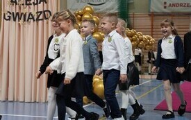 Pasowanie pierwszoklasist&oacute;w w Szkole Podstawowej w Pniewach (8)