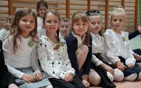 Pasowanie pierwszoklasist&oacute;w w Szkole Podstawowej w Pniewach (3)