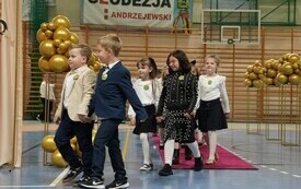 Pasowanie na pierwszoklasist&oacute;w w Szkole Podstawowej w Pniewach (21)