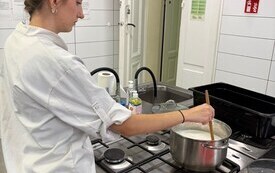 Azjatycka podr&oacute;ż smak&oacute;w &mdash; uczniowie Zespołu Szk&oacute;ł w Pniewach uczą się od mistrza kuchni (34)