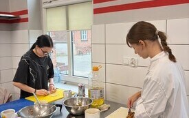 Azjatycka podr&oacute;ż smak&oacute;w &mdash; uczniowie Zespołu Szk&oacute;ł w Pniewach uczą się od mistrza kuchni (21)