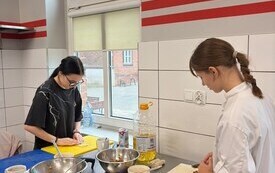 Azjatycka podr&oacute;ż smak&oacute;w &mdash; uczniowie Zespołu Szk&oacute;ł w Pniewach uczą się od mistrza kuchni (19)