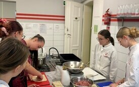 Azjatycka podr&oacute;ż smak&oacute;w &mdash; uczniowie Zespołu Szk&oacute;ł w Pniewach uczą się od mistrza kuchni (18)