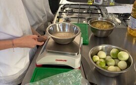 Azjatycka podr&oacute;ż smak&oacute;w &mdash; uczniowie Zespołu Szk&oacute;ł w Pniewach uczą się od mistrza kuchni (11)