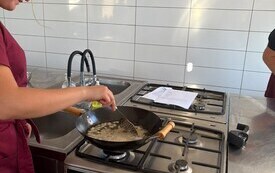 Azjatycka podr&oacute;ż smak&oacute;w &mdash; uczniowie Zespołu Szk&oacute;ł w Pniewach uczą się od mistrza kuchni (10)