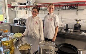 Azjatycka podr&oacute;ż smak&oacute;w &mdash; uczniowie Zespołu Szk&oacute;ł w Pniewach uczą się od mistrza kuchni (7)