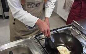 Azjatycka podr&oacute;ż smak&oacute;w &mdash; uczniowie Zespołu Szk&oacute;ł w Pniewach uczą się od mistrza kuchni (5)