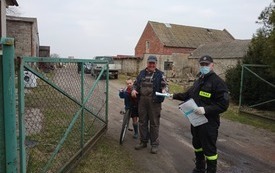 OSP dostarcza ulotki na temat szczepień w Gminie Pniewy (4)
