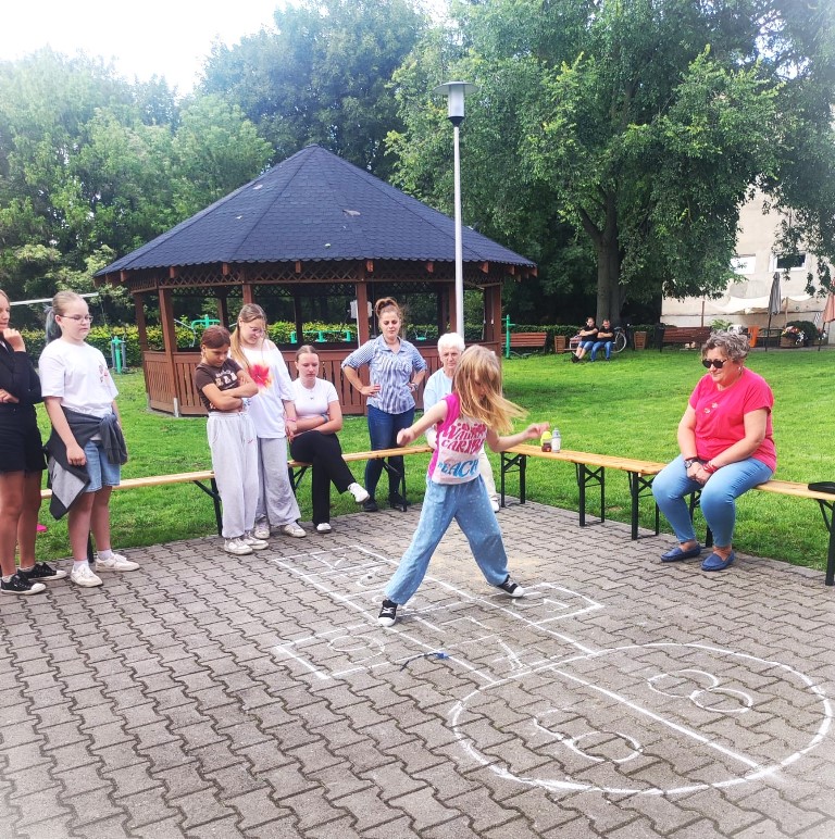 &bdquo;Gry podw&oacute;rkowe z&nbsp;naszego dzieciństwa&rdquo; &ndash; międzypokoleniowe popołudnie w&nbsp;Turowie