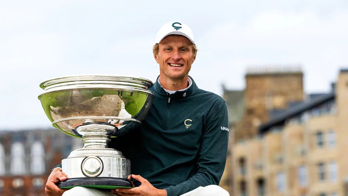 Getty Images  Ross ParkerSNS Group  Polski golfista Adrian Meronk z&nbsp;trofeum za wygranie Alfred Dunhill Links Championship