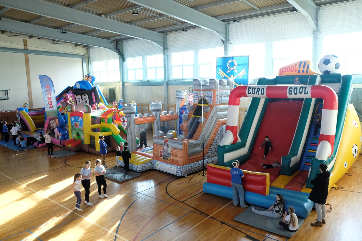 Ferie na sportowo z OSIR — dmuchańce i ścianka wspinaczkowa