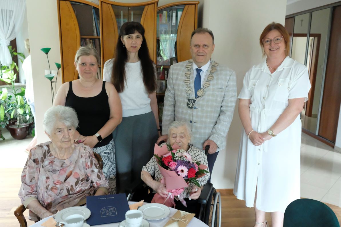 Jubilatkę w&nbsp;tym wyjątkowym dniu odwiedził Burmistrz Gminy Pniewy Jarosław Szurka wraz z&nbsp;kierownikiem Urzędu Stanu Cywilnego Justyny Chamczyk