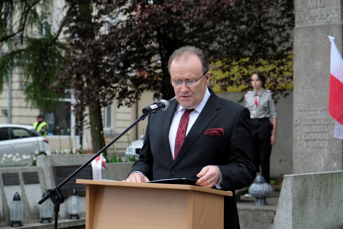Uroczystość pod pomnikiem