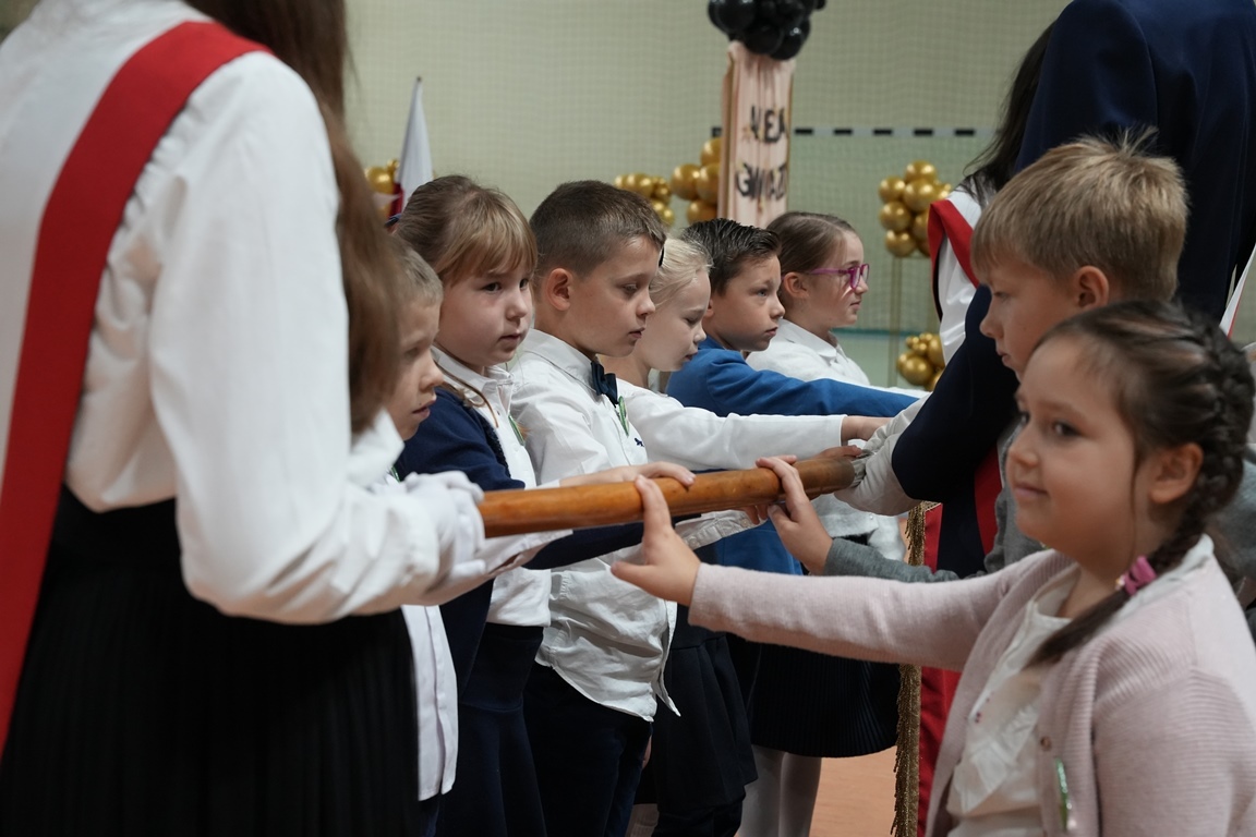 Pasowanie pierwszoklasist&oacute;w w&nbsp;Szkole Podstawowej w&nbsp;Pniewach