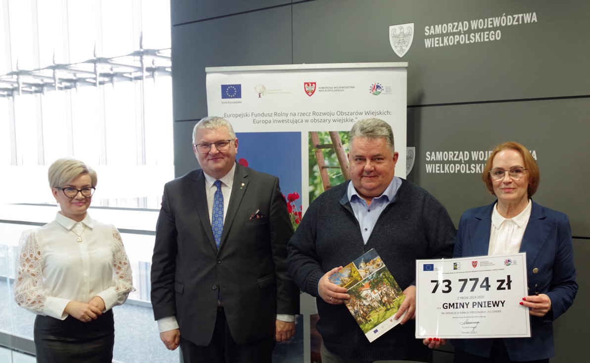 Podpisanie umowy na remont świetlicy wiejskiej w Psarskiem