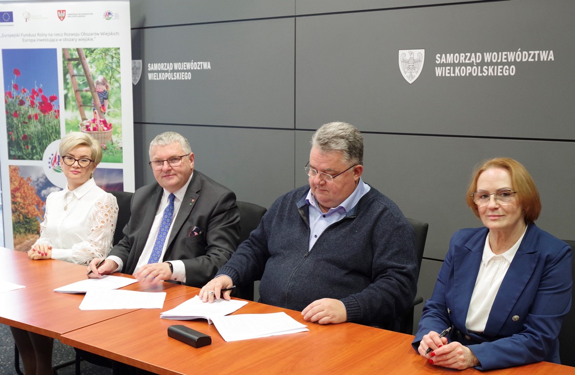 Podpisanie umowy na remont świetlicy wiejskiej w Psarskiem