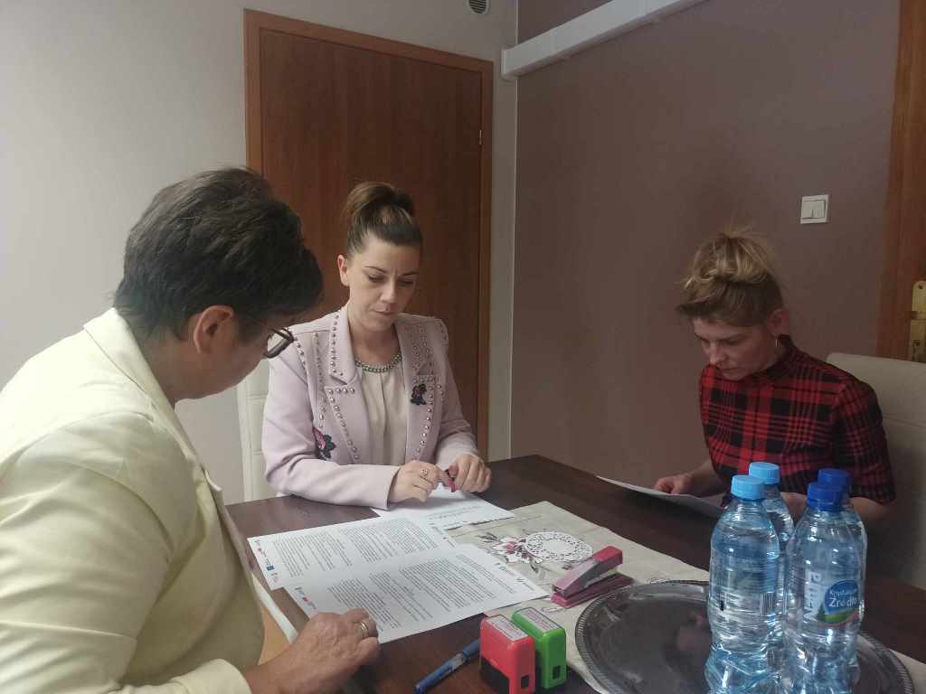 Podpisanie umowy na&nbsp;realizację usług fryzjerskich