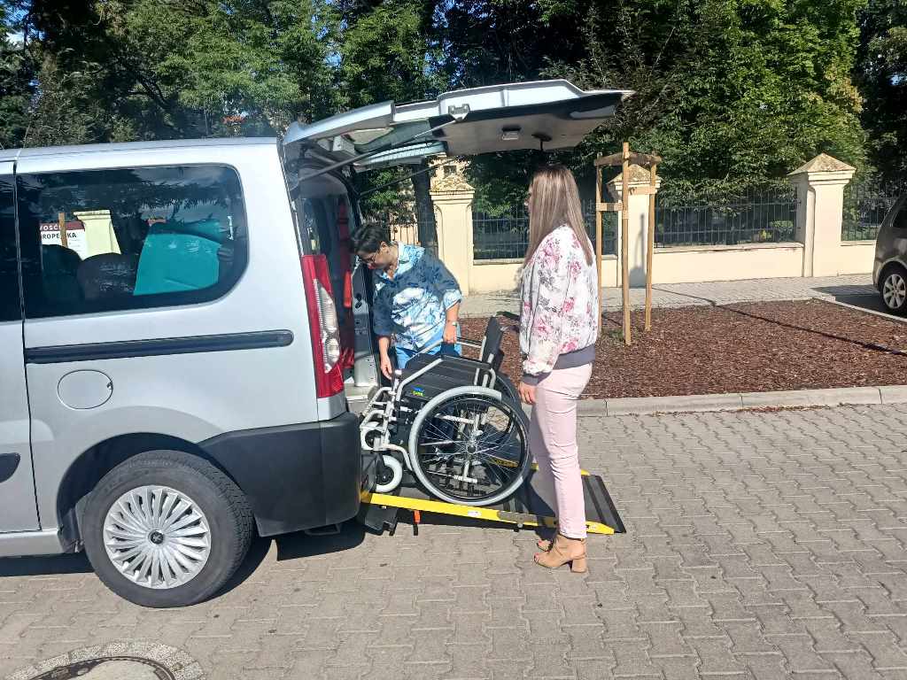 Podpisanie umowy na realizację usługi transportowej „pomocna taksówka”