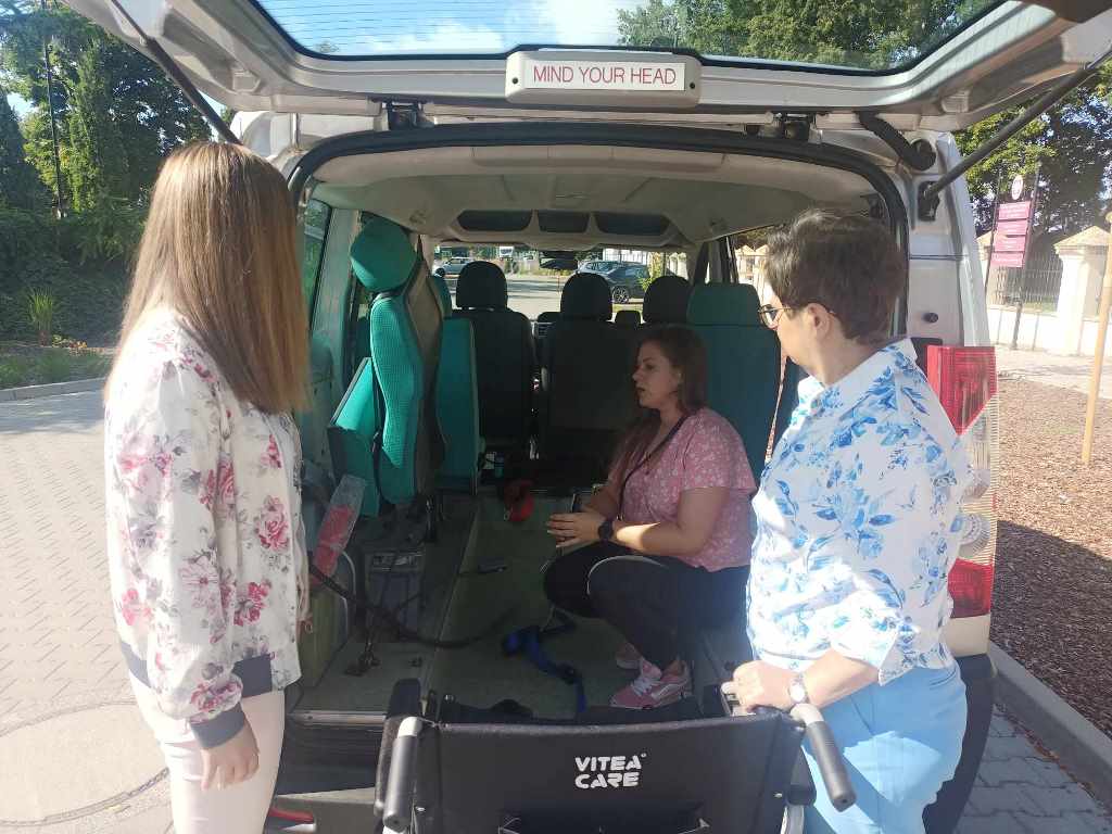 Podpisanie umowy na realizację usługi transportowej „pomocna taksówka”