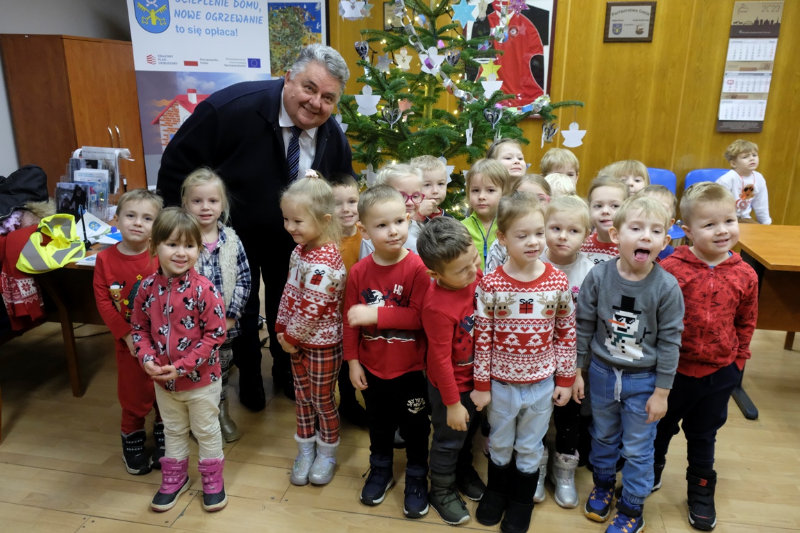 Przedszkole Miś stroi choinkę w urzędzie