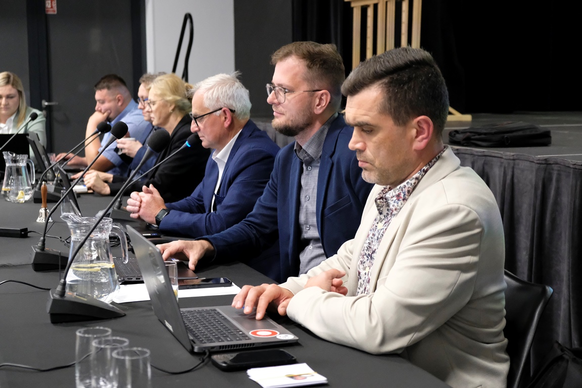 INFORMACJA Z XIV SESJI RADY MIEJSKIEJ I POSIEDZEŃ KOMISJI