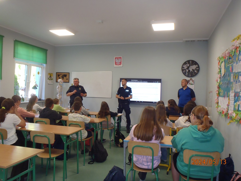 Straż Miejska i Policja z wizytą w Szkole Podstawowej w Nojewie
