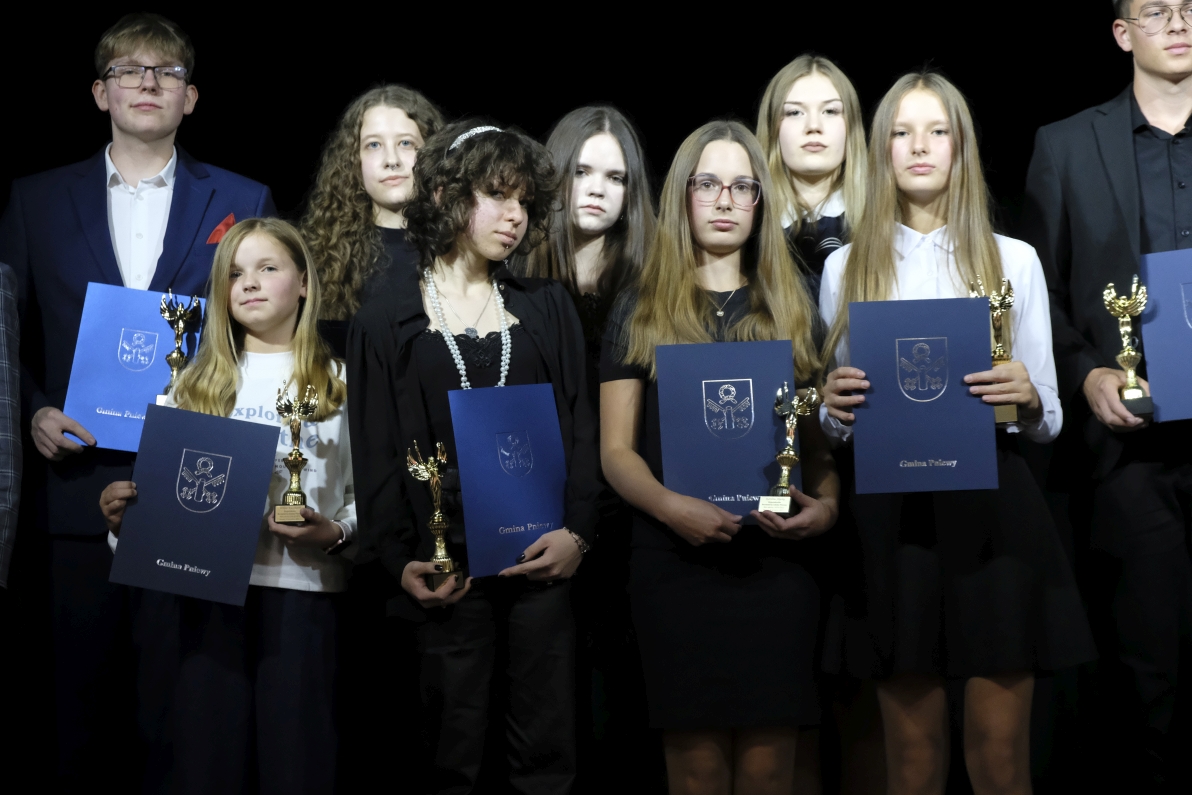 Zdolni uczniowie z&nbsp;pasją i&nbsp;sukcesami otrzymują stypendia burmistrza