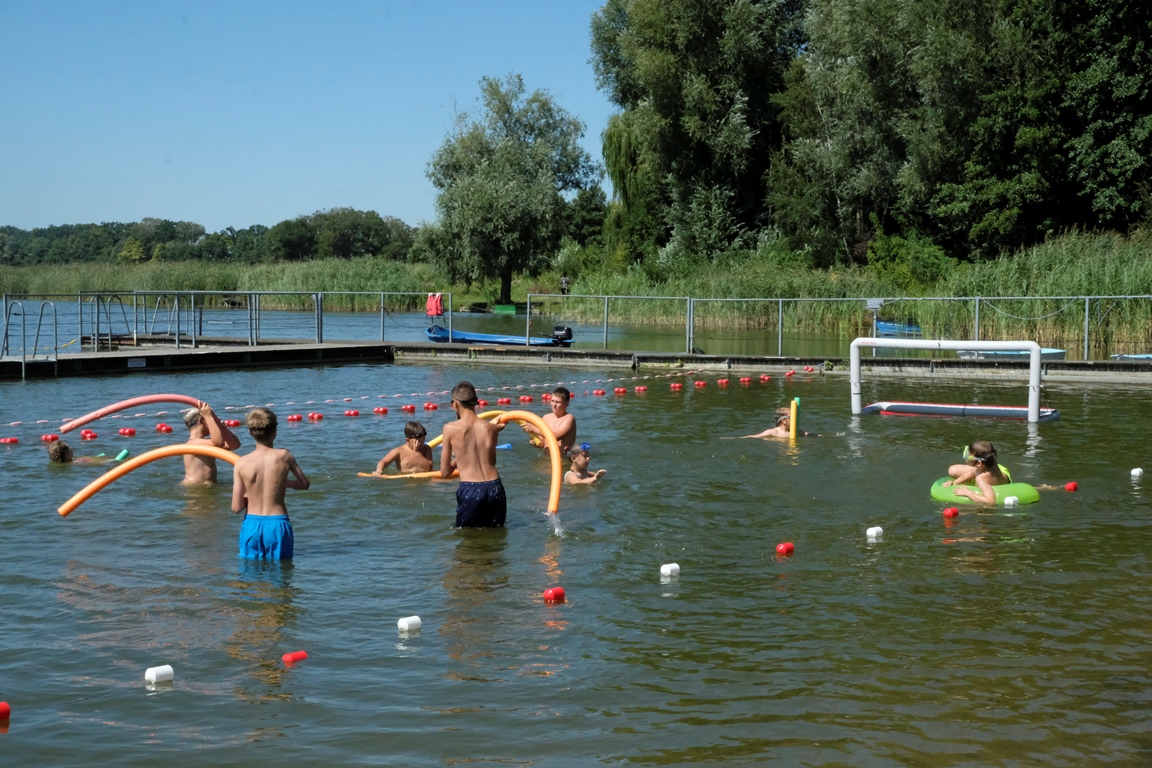 Zakończenie warsztat&oacute;w pływackich w&nbsp;Łazienkach Miejskich
