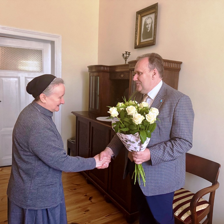 Burmistrz Gminy Pniewy z&nbsp;gratulacjami dla Matki Beaty Mazur