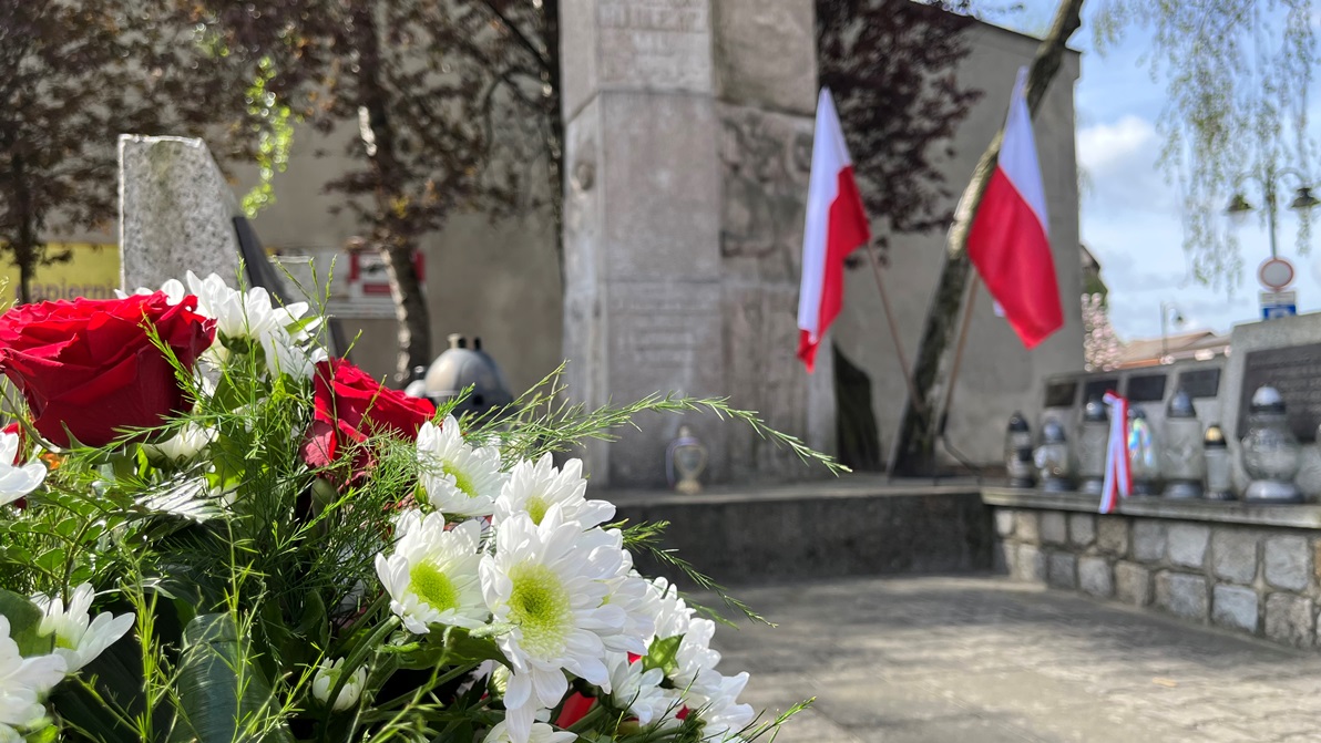 13 kwietnia-złożenie kwiat&oacute;w pod pomnikiem