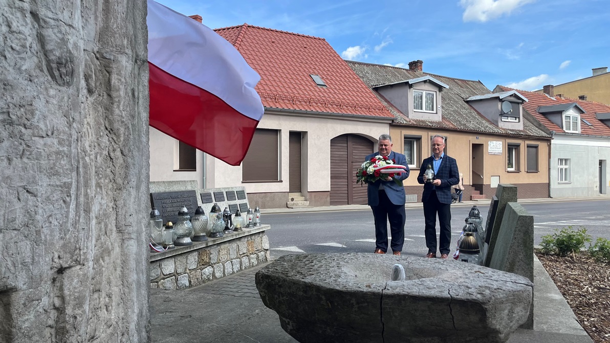 13 kwietnia-złożenie kwiat&oacute;w pod pomnikiem