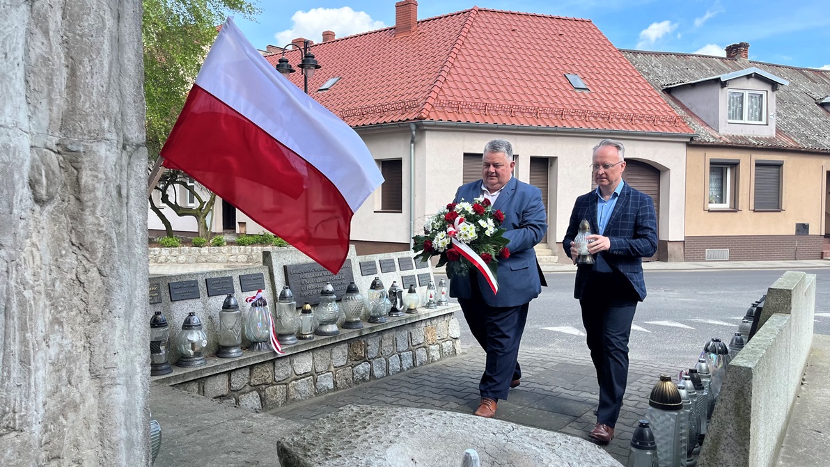13 kwietnia-złożenie kwiat&oacute;w pod pomnikiem