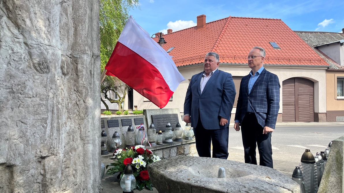 13 kwietnia-złożenie kwiat&oacute;w pod pomnikiem