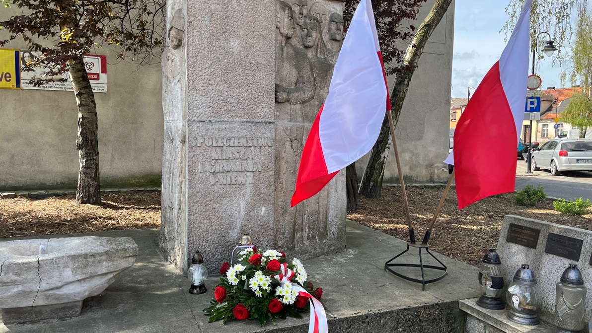 13 kwietnia-złożenie kwiat&oacute;w pod pomnikiem