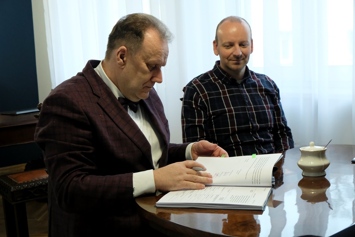 Podpisanie umowy na&nbsp;zadanie pt. "Odbi&oacute;r transport i&nbsp;zagospodarowania odpad&oacute;w komunalnych na&nbsp;terenie Gminy Pniewy"