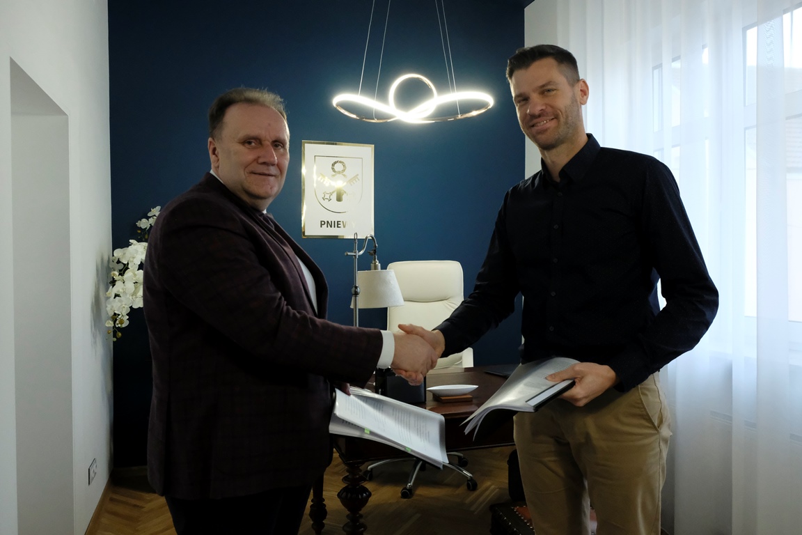 Podpisanie umowy na&nbsp;zadanie pt. "Odbi&oacute;r transport i&nbsp;zagospodarowania odpad&oacute;w komunalnych na&nbsp;terenie Gminy Pniewy"