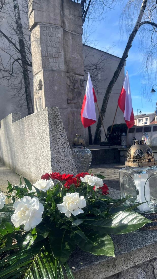 Pod_pomnikiem_1_marca5