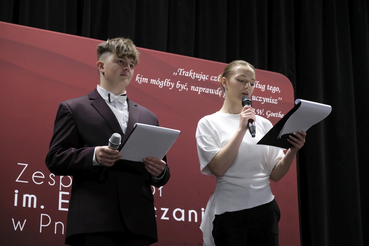 Zadzwonił ostatni dzwonek &ndash; uroczyste zakończenie roku szkolnego maturzyst&oacute;w