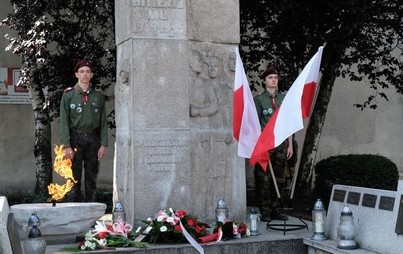 Zdjęcie do Uroczystość pod pomnikiem