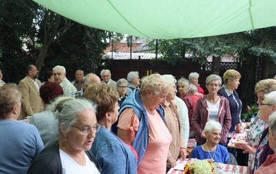 Zdjęcie do Letnia biesiada w ogrodzie