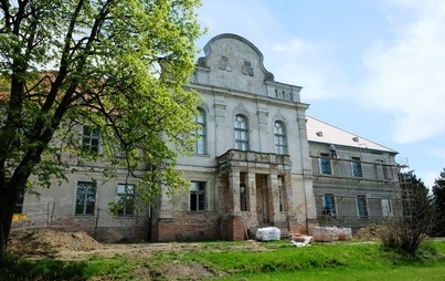 Zdjęcie do Renowacja elewacji budynku liceum nabiera tempa