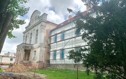 Zdjęcie do Postęp prac przy elewacji liceum 