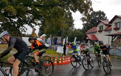 Zdjęcie do Rower, deszcz, błoto, pieńki, g&oacute;ra-d&oacute;ł, meta, pudło, słońce...