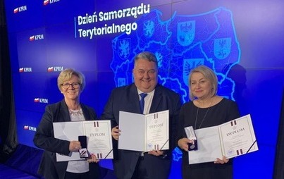 Zdjęcie do Burmistrz Jarosław Przewoźny wyr&oacute;żniony Odznaką Honorową za Zasługi dla Samorządu Terytorialnego