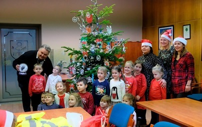 Zdjęcie do Dzieci ubrały choinkę w Urzędzie Miejskim