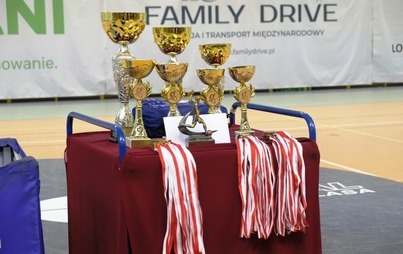 Zdjęcie do Wręczenie puchar&oacute;w PALF podczas meczu Red Dragons Pniewy